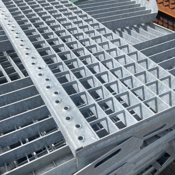 Outlet- P- Stufe 800 x 200 mm / TS 30 x 2 mm / MW 30 x 30 mm / verzinkt