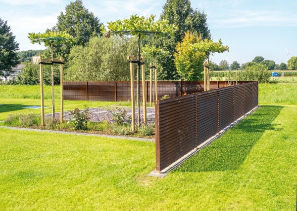 Cortenstahl Sichtschutz Zaun Solid | Zaunelement blickdicht & modern | 967x2000 mm | Gartenzaun mit Pfosten zum Aufdübeln