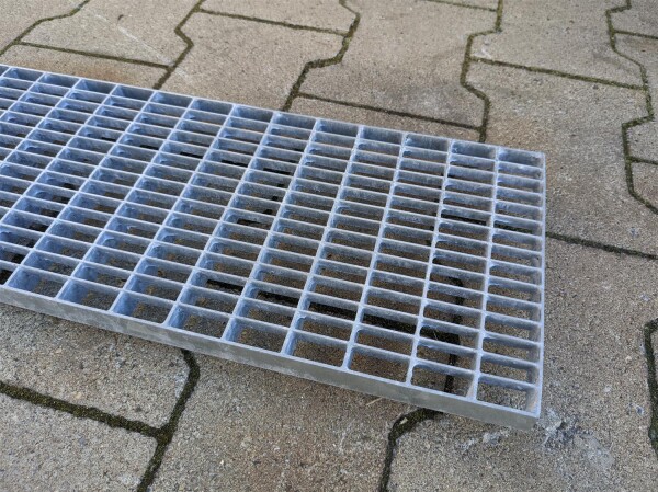 Outlet Rinnenrost / 163 x 1000 mm / TS 20 x 2 mm / MW 31 x 9 mm / verzinkt