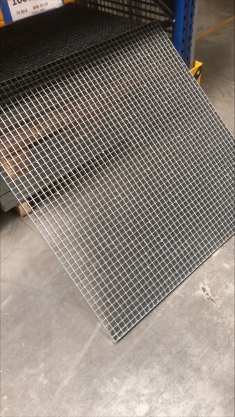 Outlet- P- Rost / 1000x1000 mm / TS 30 x 2 / MW 20 x 20 mm