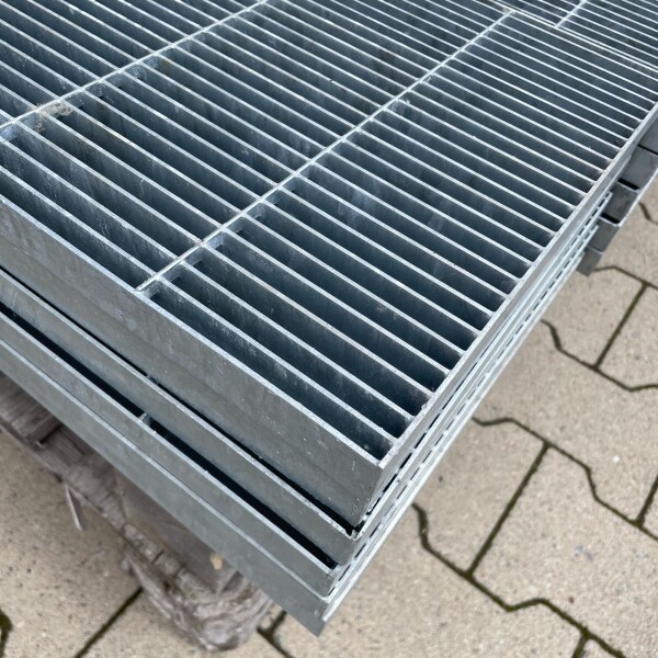 Outlet-Längsstabrost / 1000 x 300 mm / TS 25 x 2 mm / MW 9 x 99 mm / verzinkt