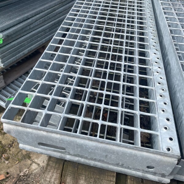 Outlet- SP- Stufe / 900 x 305 mm / TS 30 x3 / MW 34 x 38 mm / verzinkt