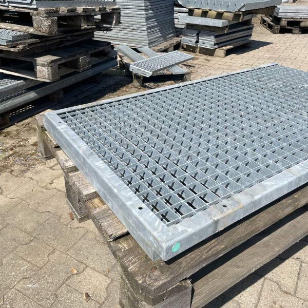 Outlet- P- Rost inkl. Winkelrahmen 650 x 2260 mm/ verzinkt