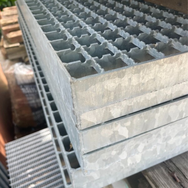 Outlet- P- Rost / 1500 x 1000 mm / TS 40 x 3 mm / MW 30 x 30 mm / verzinkt / R12