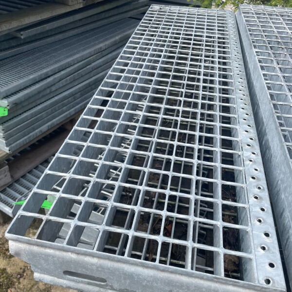 Outlet- SP- Stufe / 1100 x 305 mm / TS 40 x 2 mm / MW 34 x 38 mm / verzinkt