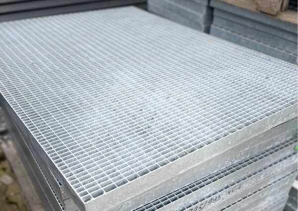 Outlet- P- Rost / 745 x 995 mm / TS 40 x 2 mm / MW 9 x 31 mm / verzinkt