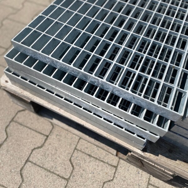 Outlet- P- Rost / 740 x 500 mm / TS 40 x 4 mm / MW 31 x 64 mm / verzinkt