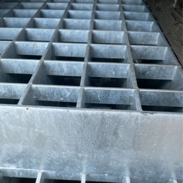 Outlet- P- Rost / 1285 x 785 mm / TS 60 x 3 mm / MW 30 x 30 mm / verzinkt