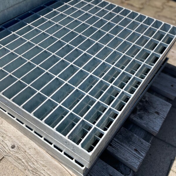 Outlet- P- Rost / 740 x 430 mm / TS 40 x 4 mm / MW 31 x 64 mm / verzinkt