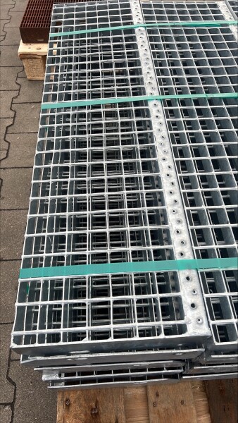 Outlet-Schweißpress Gitterroststufe | Maße: 1000x270 mm TS 40x2 MW 34x38 mm | S235JR verzinkt #1